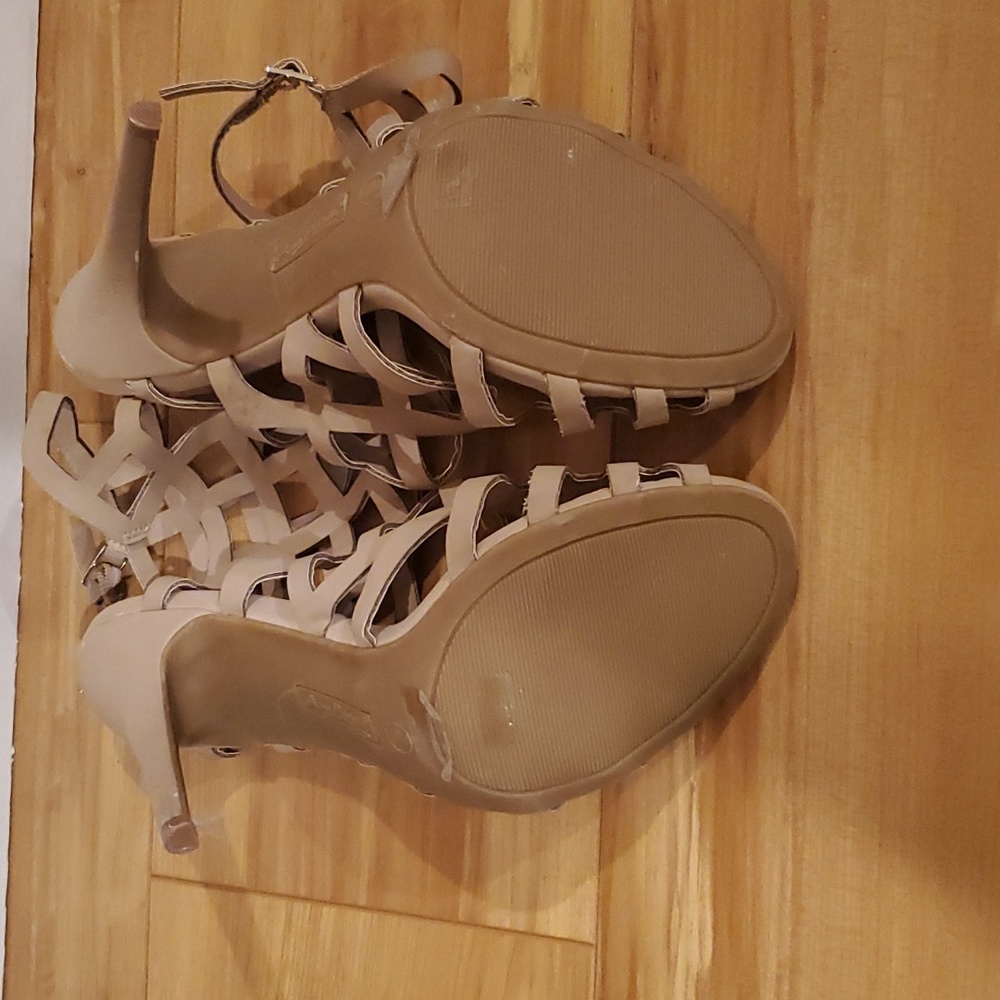High heels - Picture 3 of 3